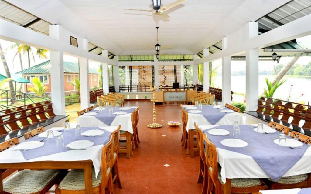 Riverine Resort Alappuzha Ngoại thất bức ảnh
